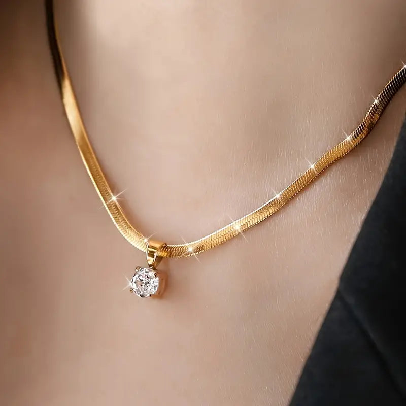 Elegante hangerketting met glinsterende stenen in goud
