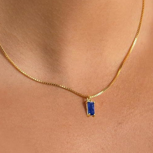 Minimalistische saffier hangerketting in wit goud