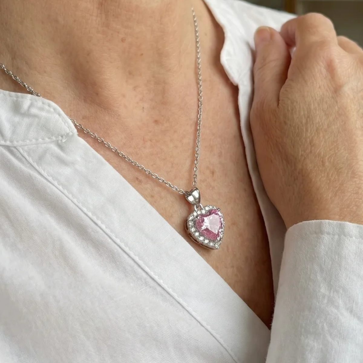 Stralende roze hartketting in wit goud