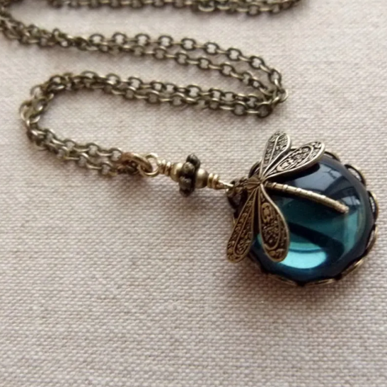 Retro libelleketting met groen kristal in goud