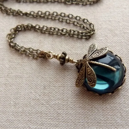 Retro libelleketting met groen kristal in goud
