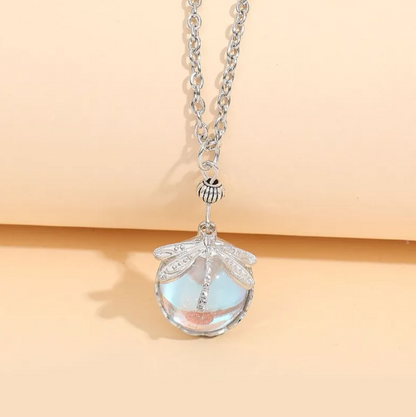 Retro libelleketting met groen kristal in goud