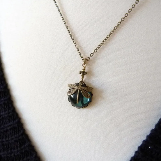 Retro libelleketting met groen kristal in goud