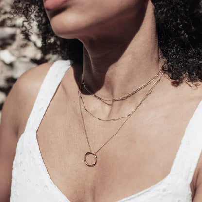 Drierijige ketting met open cirkel in goud