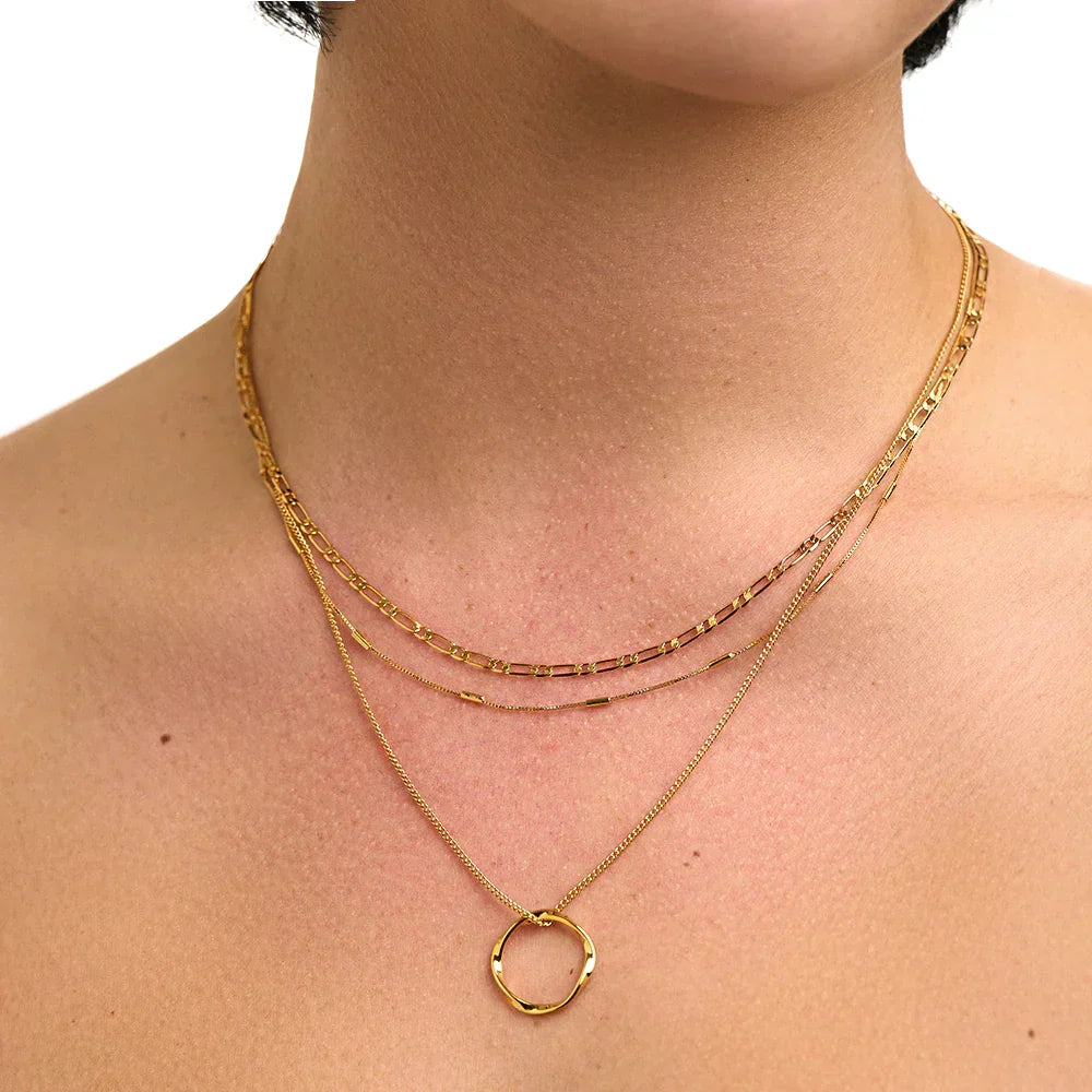 Drierijige ketting met open cirkel in goud