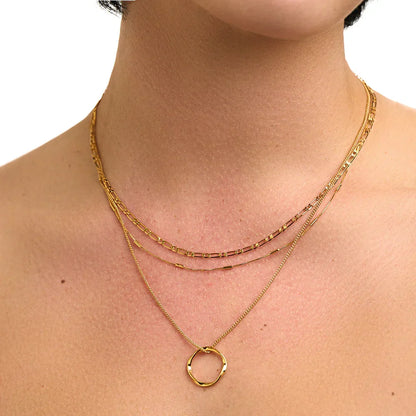 Drierijige ketting met open cirkel in goud