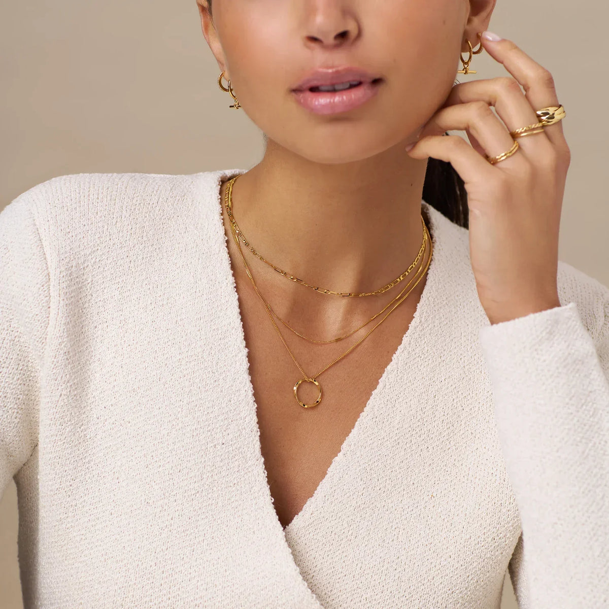 Drierijige ketting met open cirkel in goud
