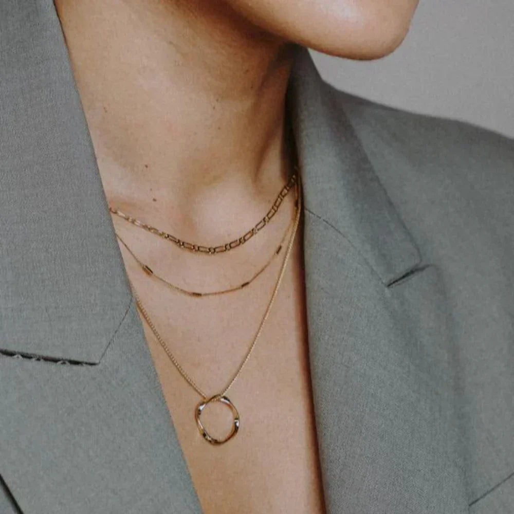 Drierijige ketting met open cirkel in goud