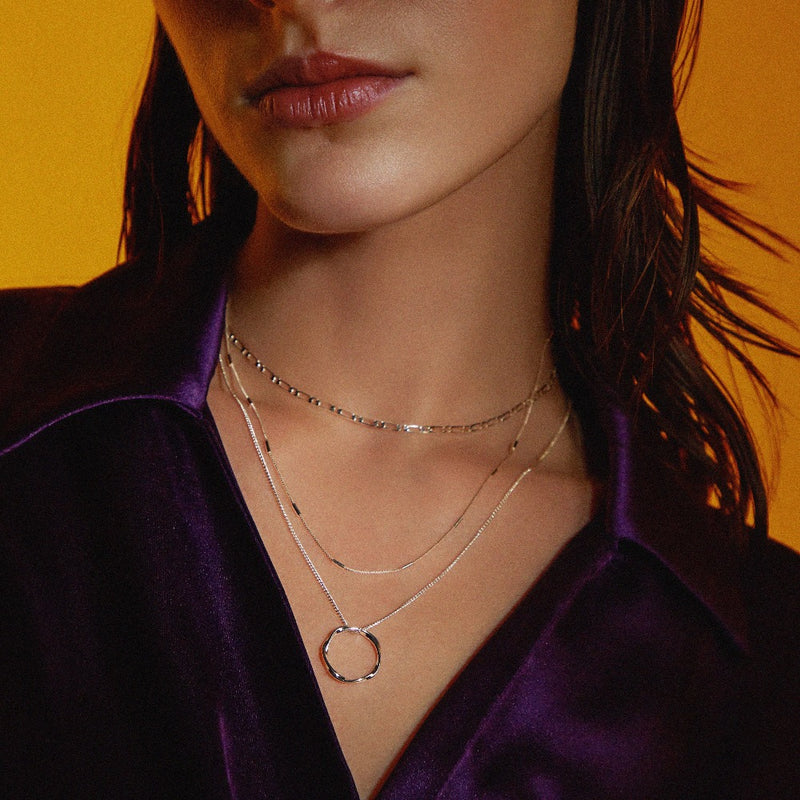 Drierijige ketting met open cirkel in wit goud