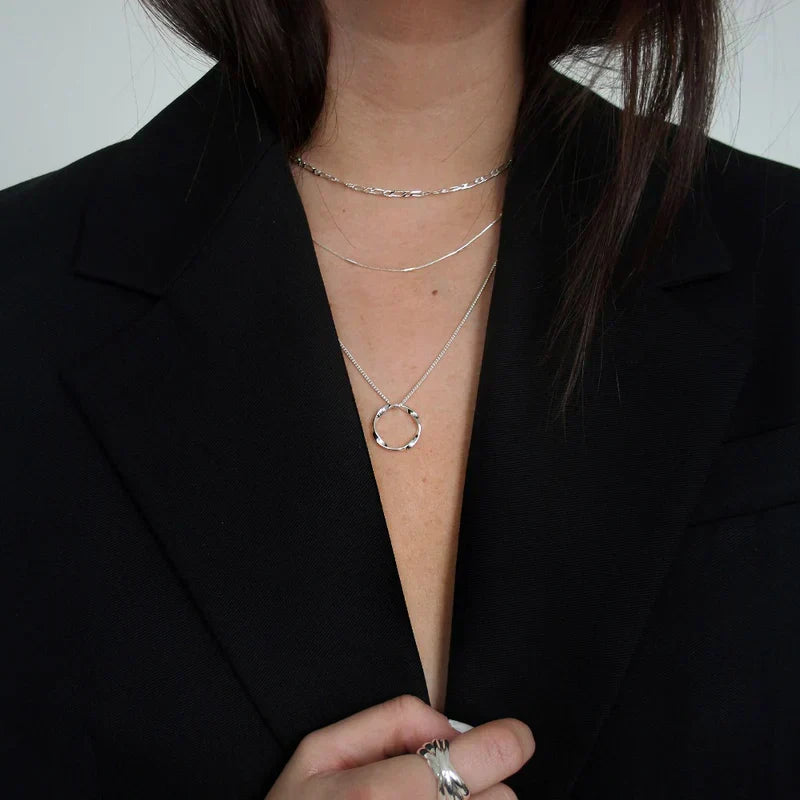 Drierijige ketting met open cirkel in wit goud
