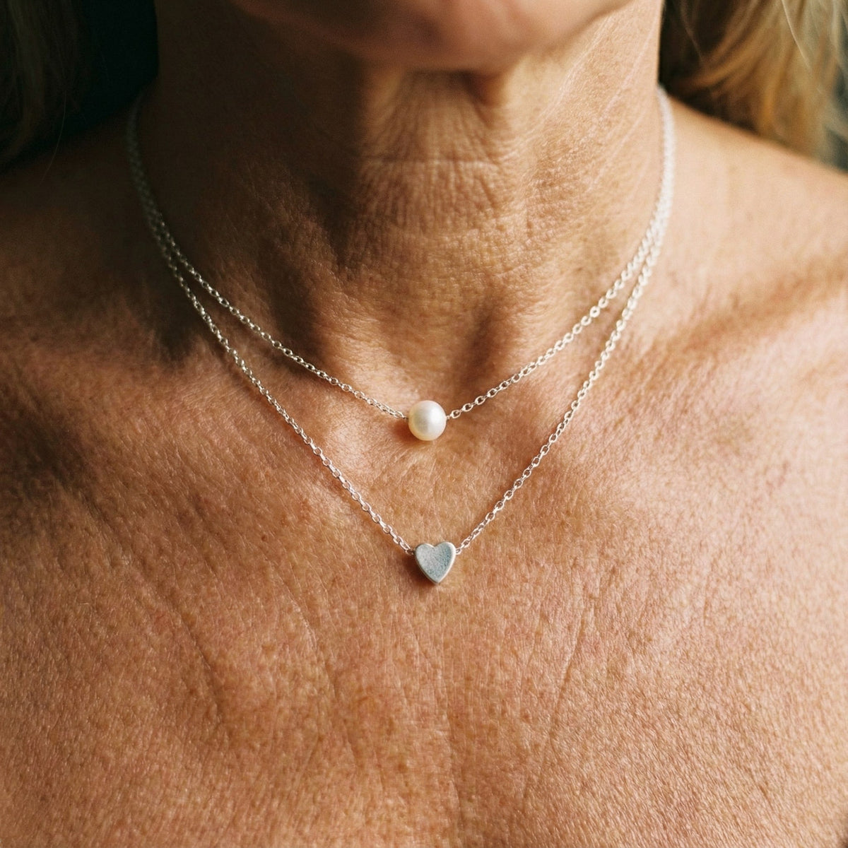 Ketting met hart en madeliefjes in wit goud