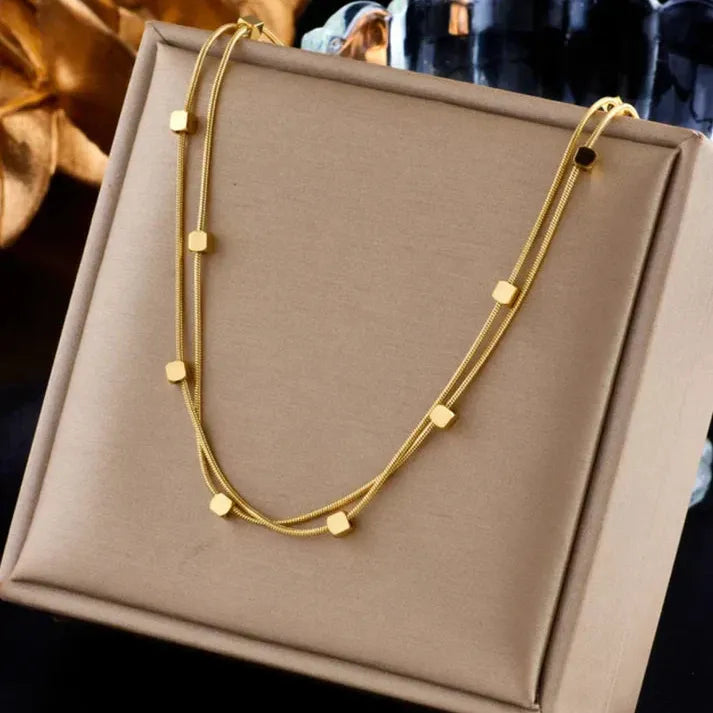 Ketting met kleine vierkantjes in goud