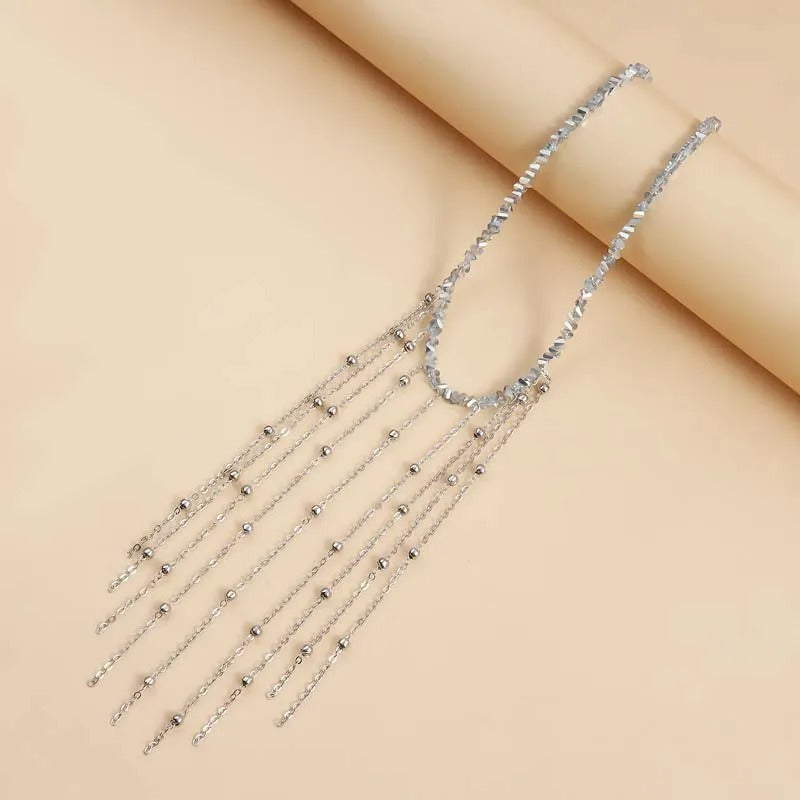 Ketting met kwastjes en glinsterende druppelstenen in wit goud