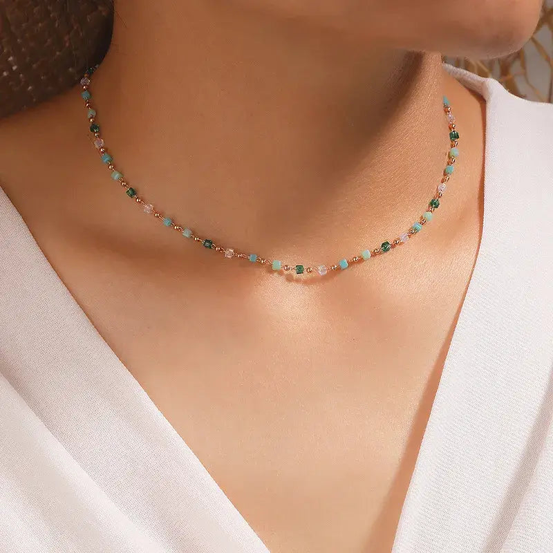 Ketting met gekleurde stenen in goud