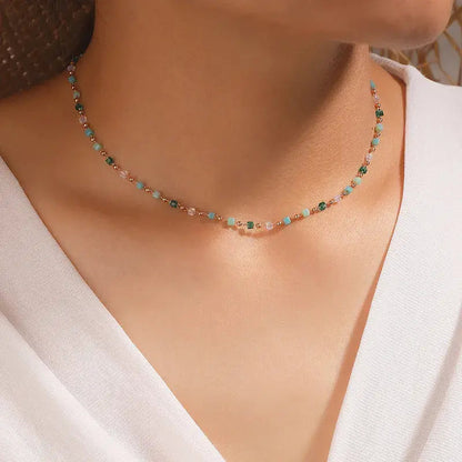 Ketting met gekleurde stenen in goud