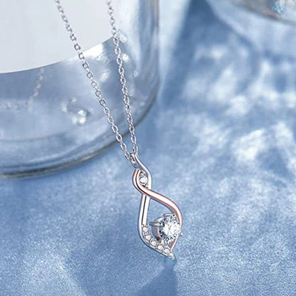 Ketting met sluiting en kristal in wit goud