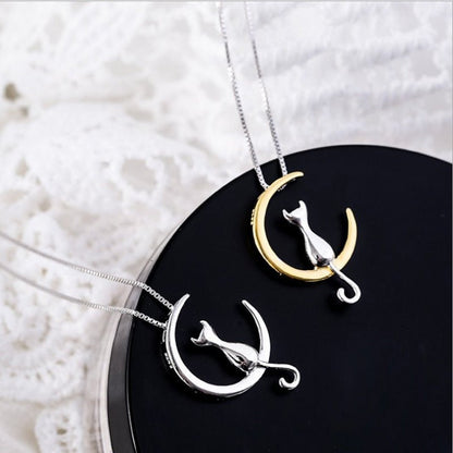 Ketting met hangende maan en kat in goud