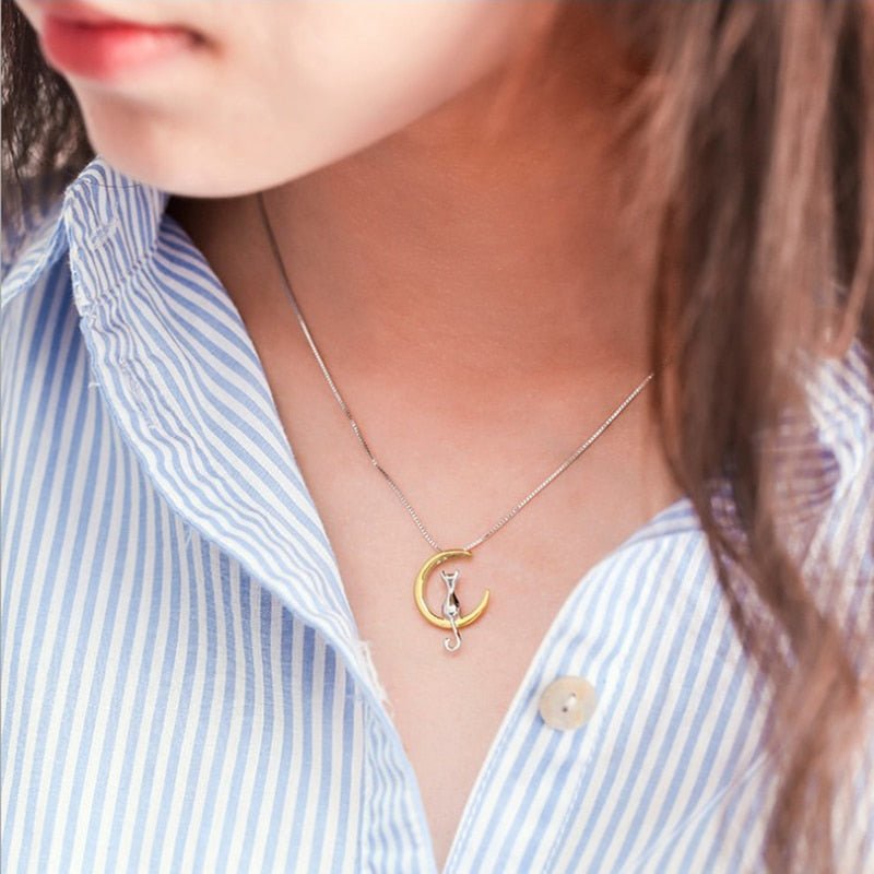 Ketting met hangende maan en kat in goud