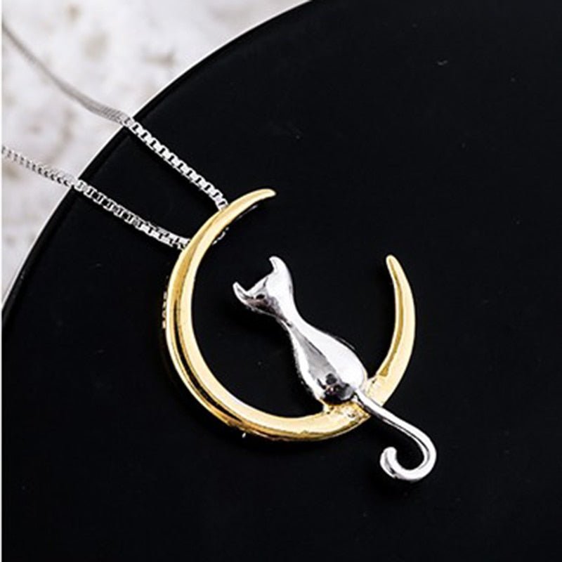 Ketting met hangende maan en kat in goud