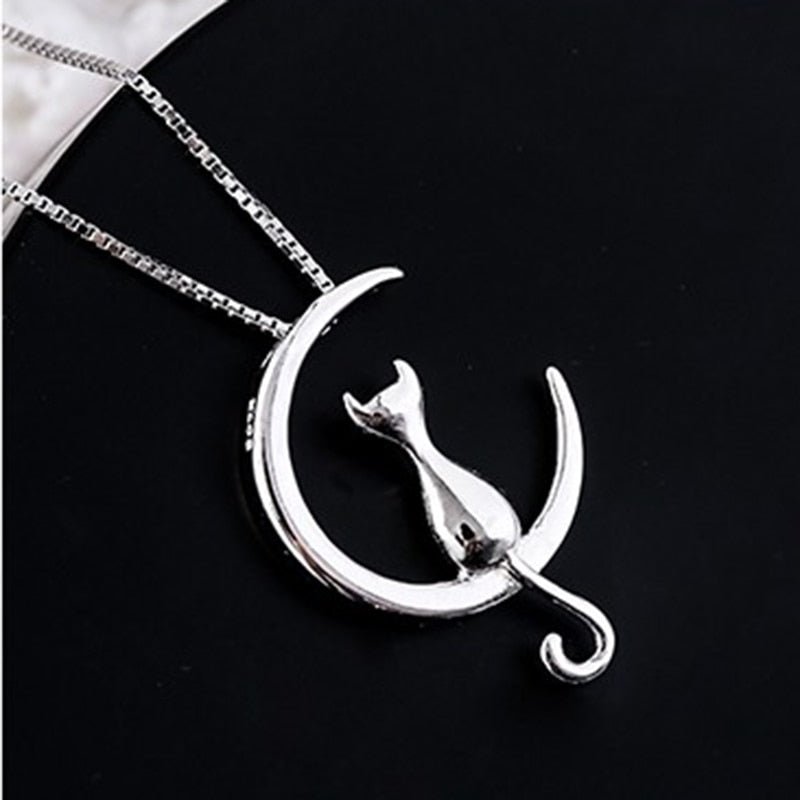 Ketting met hangende maan en kat in goud