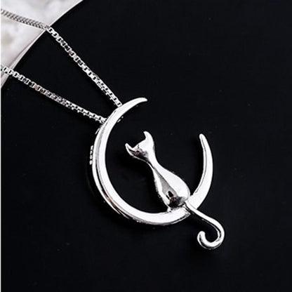 Ketting met hangende maan en kat in goud