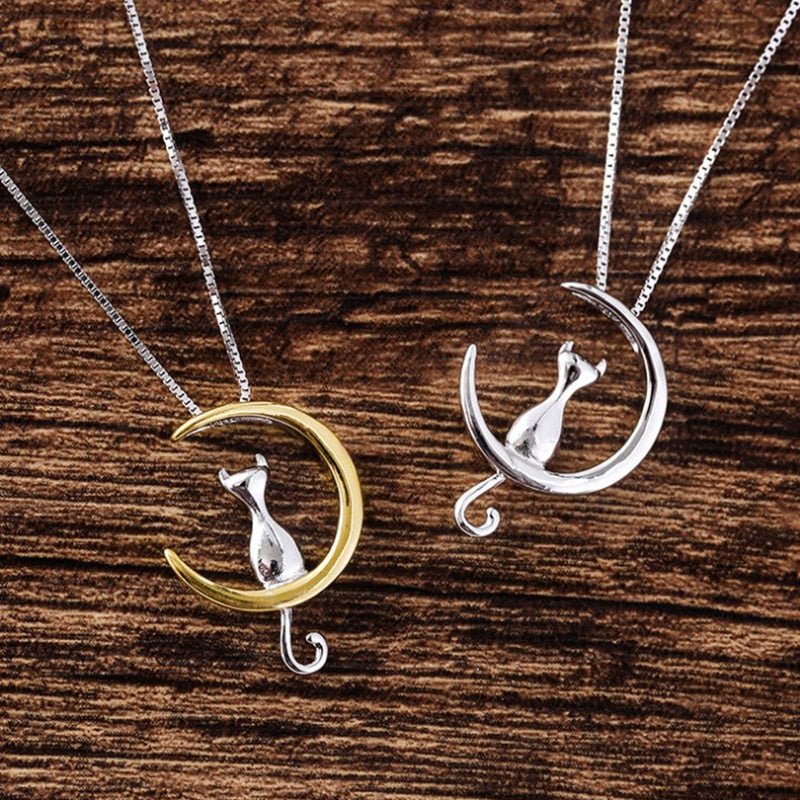 Ketting met hangende maan en kat in goud