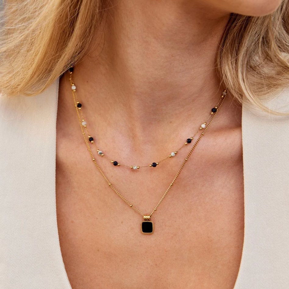 Ketting met zwarte hanger Lucia in goud
