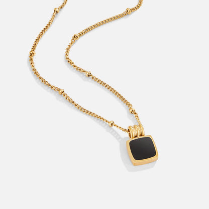 Ketting met zwarte hanger Lucia in goud