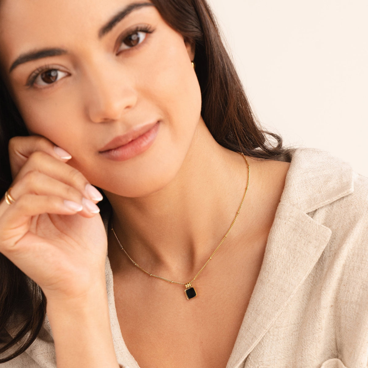 Ketting met zwarte hanger Lucia in goud