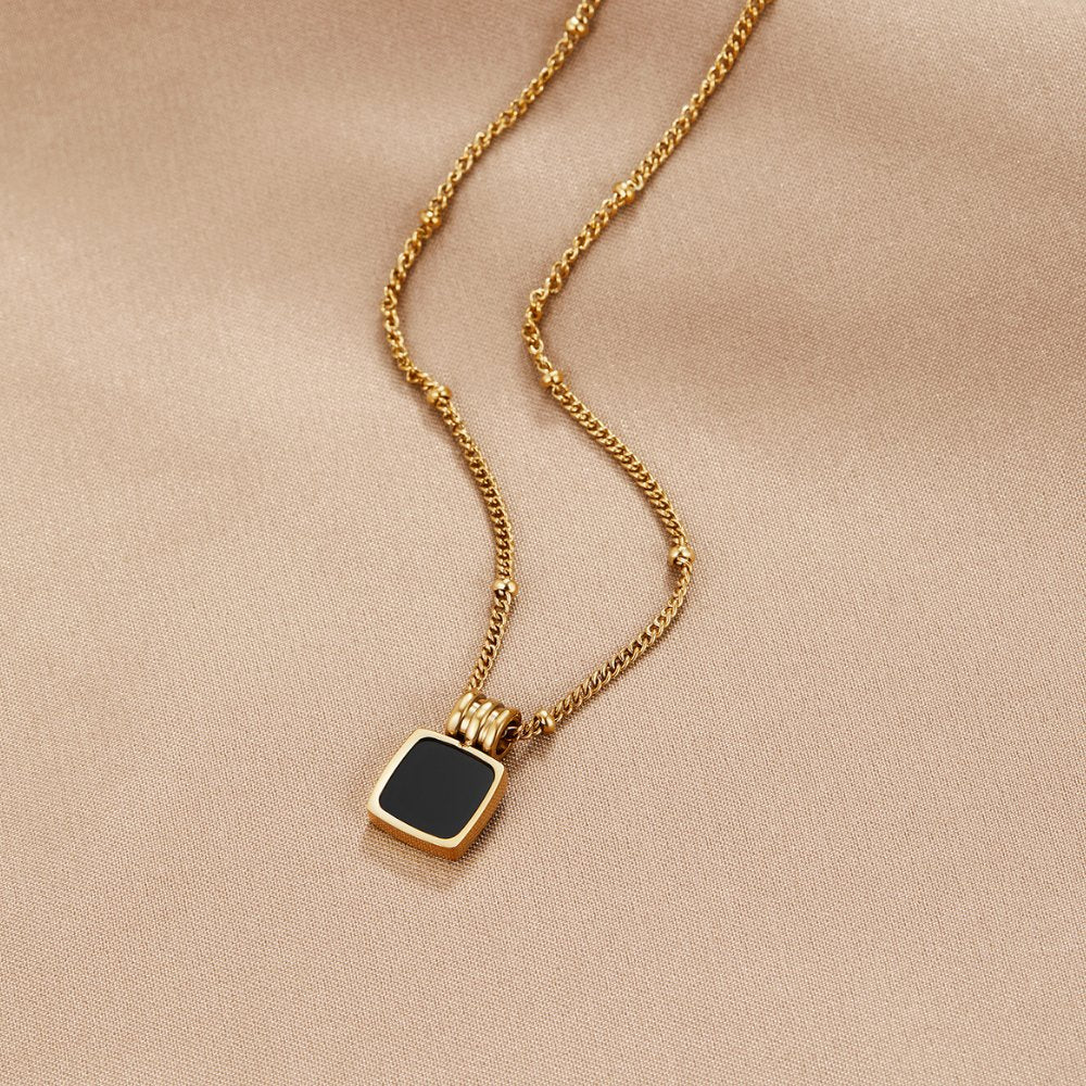 Ketting met zwarte hanger Lucia in goud
