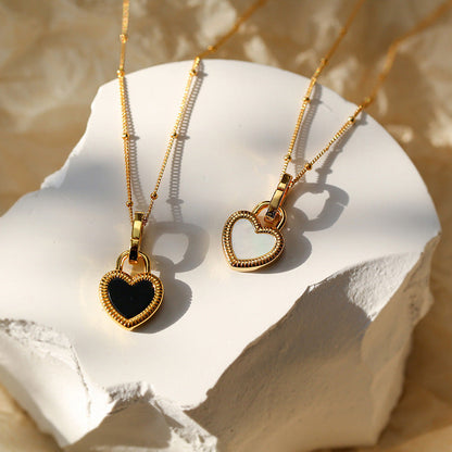 Ketting met zwart-witte harthanger in goud