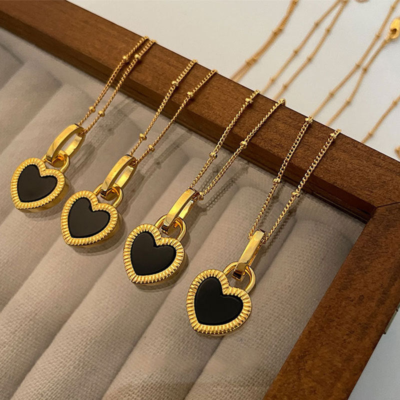 Ketting met zwart-witte harthanger in goud