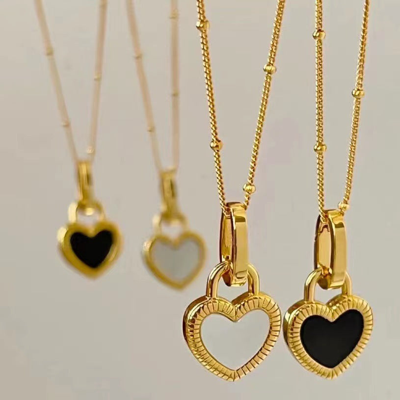 Ketting met zwart-witte harthanger in goud