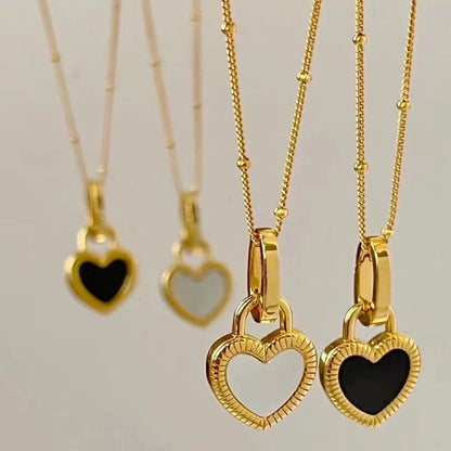 Ketting met zwart-witte harthanger in goud
