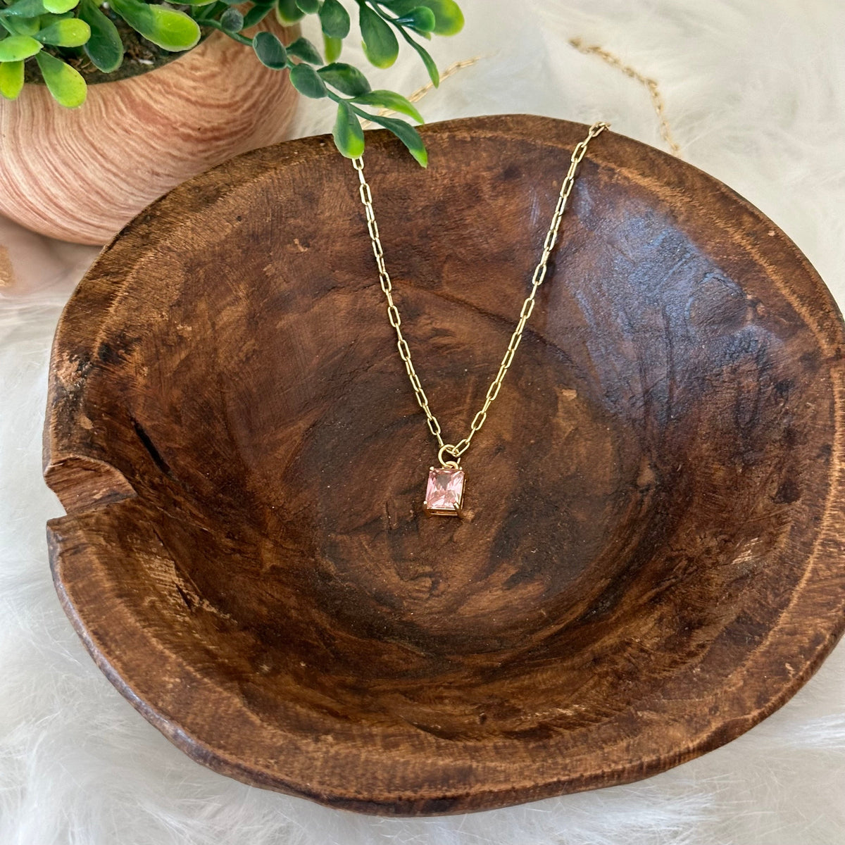 Ketting met hanger in smaragdslijpvorm in goud