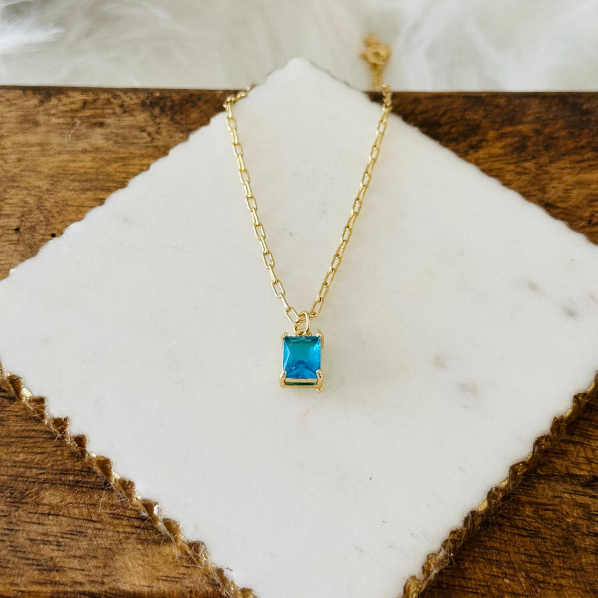 Ketting met hanger in smaragdslijpvorm in goud
