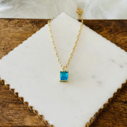 Ketting met hanger in smaragdslijpvorm in goud