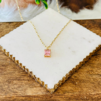 Ketting met hanger in smaragdslijpvorm in goud