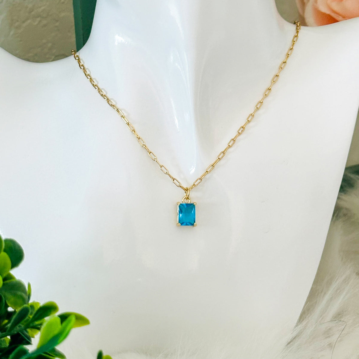 Ketting met hanger in smaragdslijpvorm in goud
