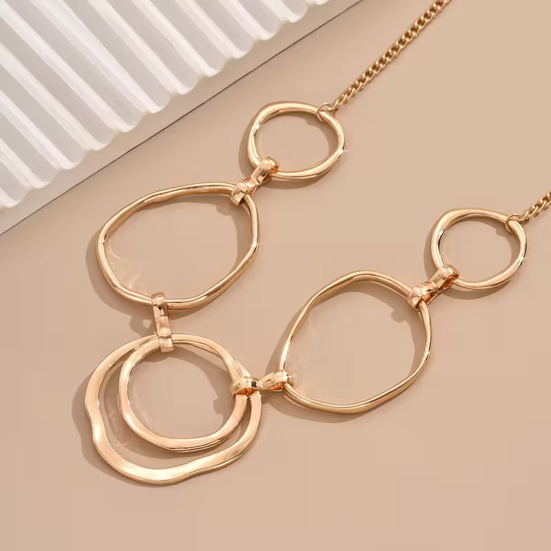 Hangerketting geïnspireerd op klassieke elegantie in goud