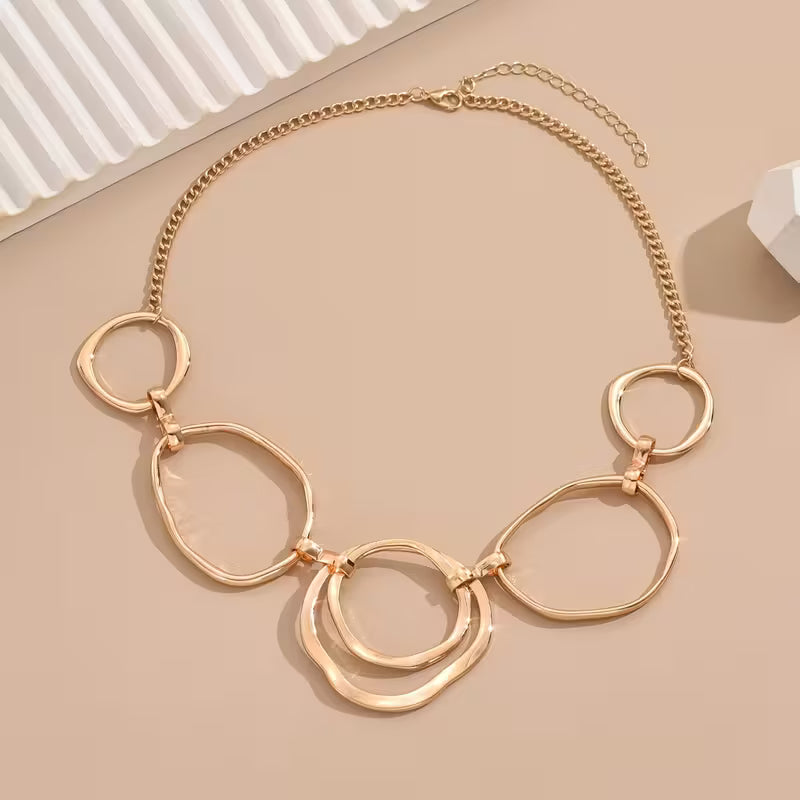 Hangerketting geïnspireerd op klassieke elegantie in goud