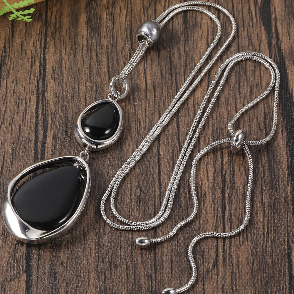 Ketting met retro hanger en zwarte steen in goud