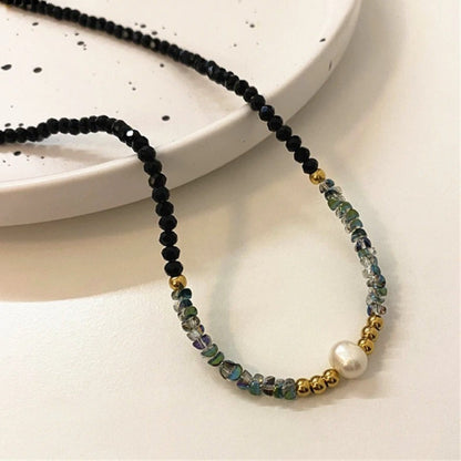 Ketting met zwarte parels en parels in goud