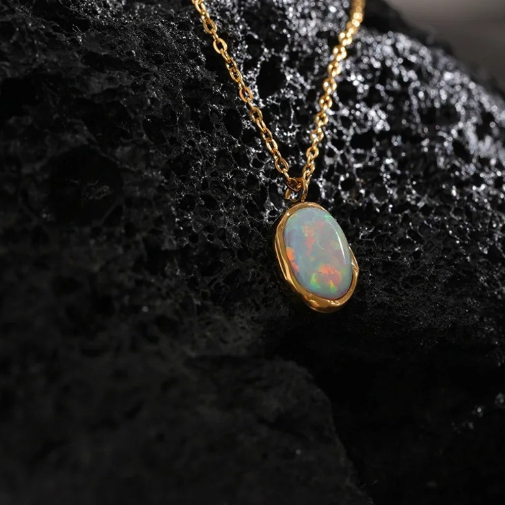 Vintage ketting met glanzend opaal in goud