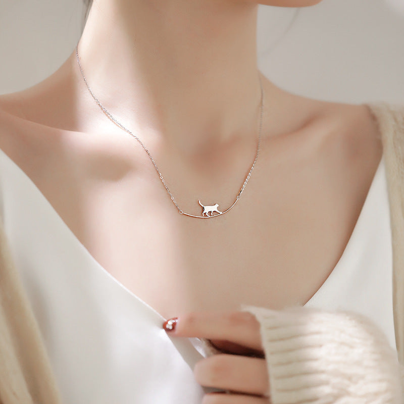 Ketting met klimmende kat in wit goud
