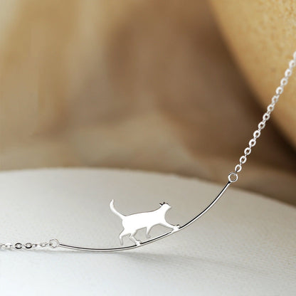 Ketting met klimmende kat in wit goud