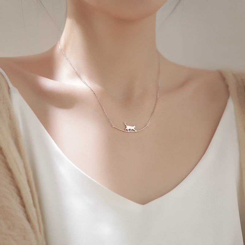 Ketting met klimmende kat in wit goud