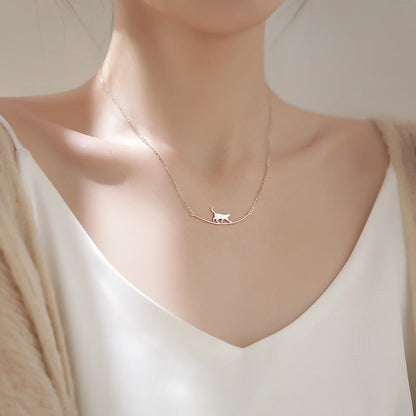 Ketting met klimmende kat in wit goud