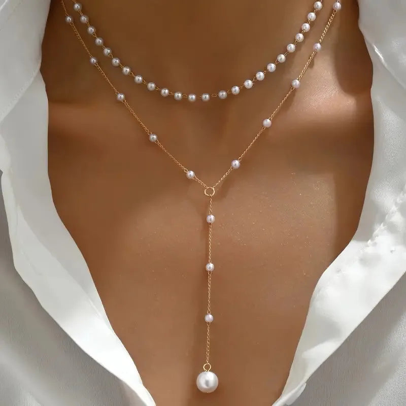 Tweerijige parelketting met hangers in goud