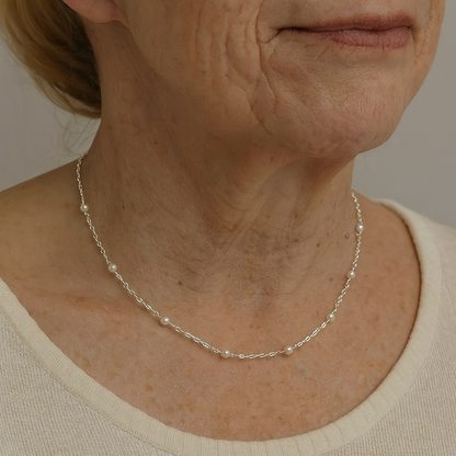 Elegante ketting met glanzende parels in goud